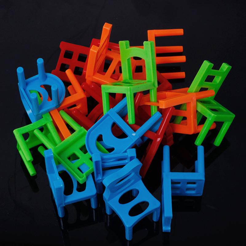 Juego de equilibrio de torre de sillas apilables