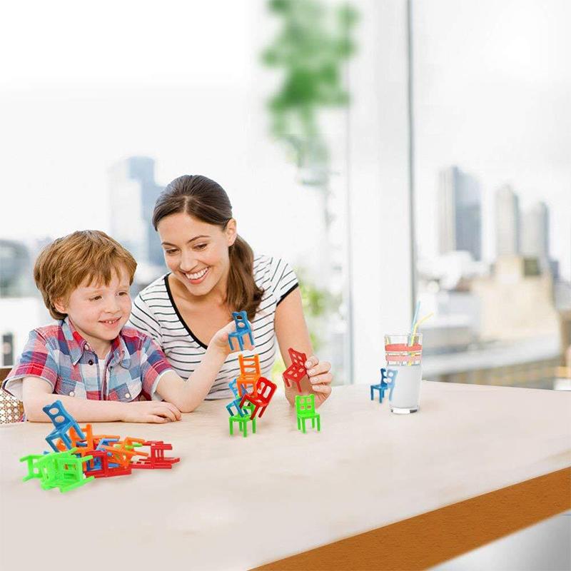 Juego de equilibrio de torre de sillas apilables